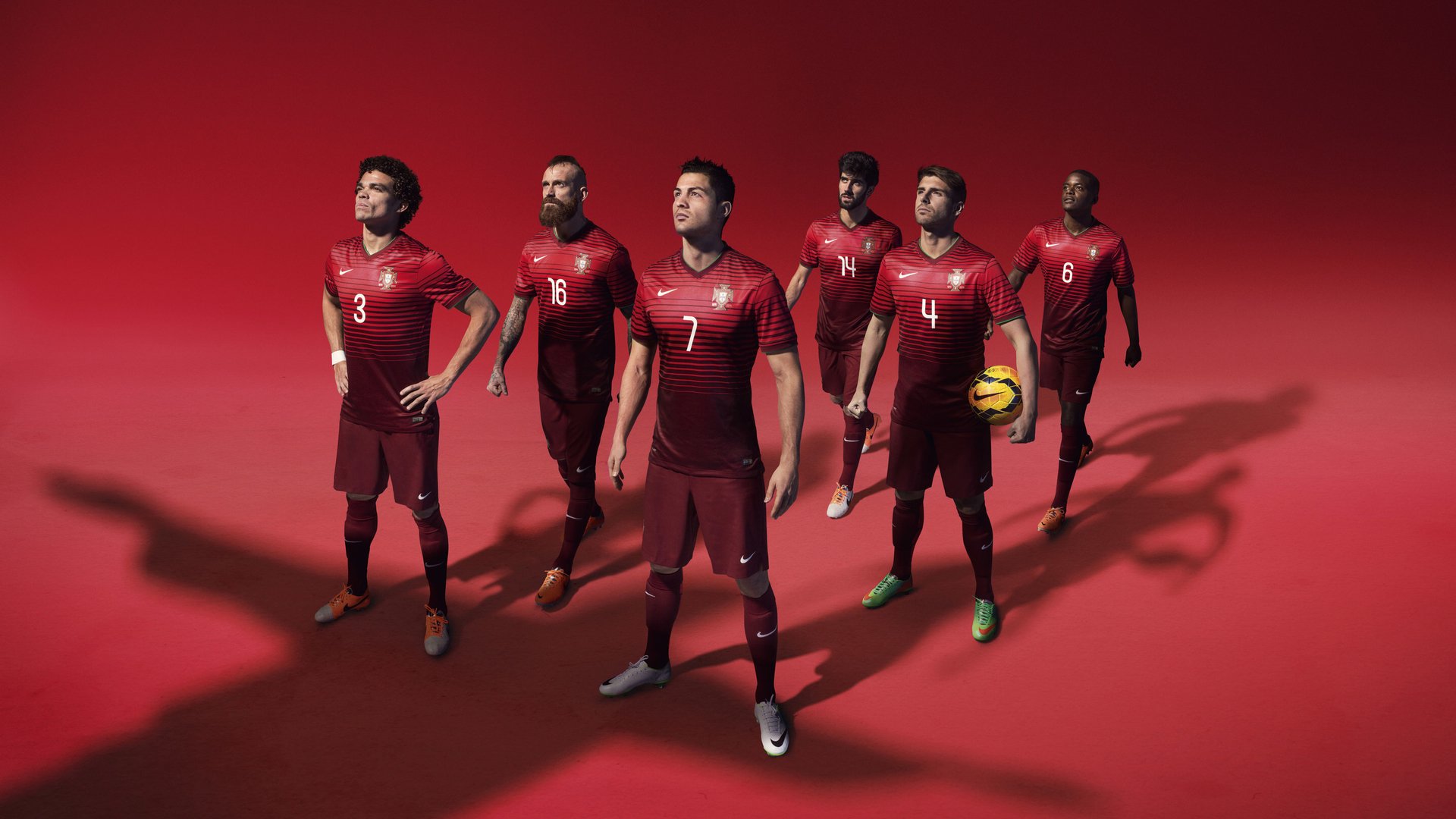 九游体育网站-赛场上的“绿茵英雄”：球员的职业精神写就辉煌，绿茵王者球员